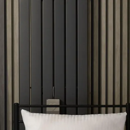 Emilii Plater Chic By Bookinghost